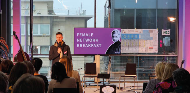 3FemaleNetworkBreakfast_CEOBastianFiedler_begr__tdieTeilnehmerinnenCmcon
